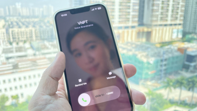 Cuộc gọi Voice Brandname sẽ hiển thị tên thương hiệu hay nhãn hàng tại máy nhận cuộc gọi. Cuộc gọi đến máy khách hàng sẽ hiển thị tên nhãn hàng thay vì số điện thoại như thông thường. (Ảnh: Báo Công An Nhân Dân)