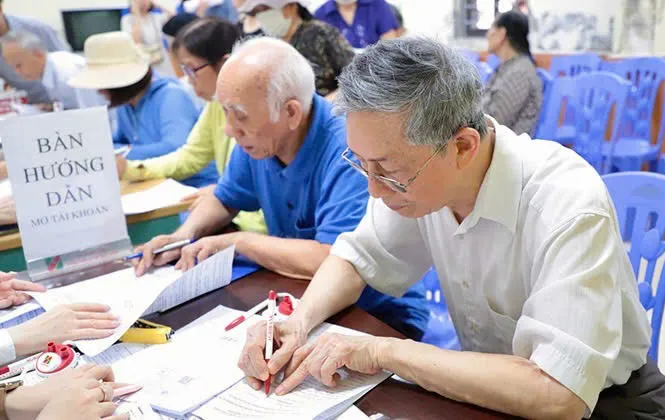 Người lao động đến tuổi nghỉ hưu nhưng có dưới 10 năm đóng bảo hiểm xã hội thì được hưởng trợ cấp hàng tháng từ chính khoản tiền đã đóng. Ảnh minh họa.
