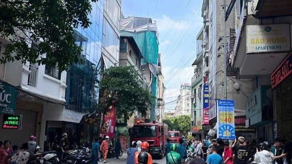 Lực lượng chức năng dập tắt nhanh đám cháy tại quận Cầu Giấy, Hà Nội - Ảnh: Báo Lao Động