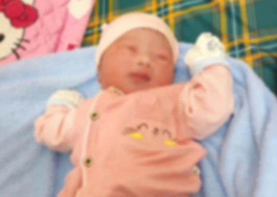 Bé gái bị bỏ rơi - Ảnh: Báo Sài Gòn và Giải Phóng