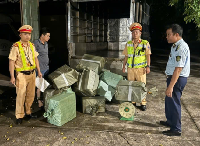 Lực lượng chức năng phát hiện tài xế ô tô tải vận chuyển 300kg lòng lợn không rõ nguồn gốc - Ảnh: Báo Sức khỏe và Đời sống
