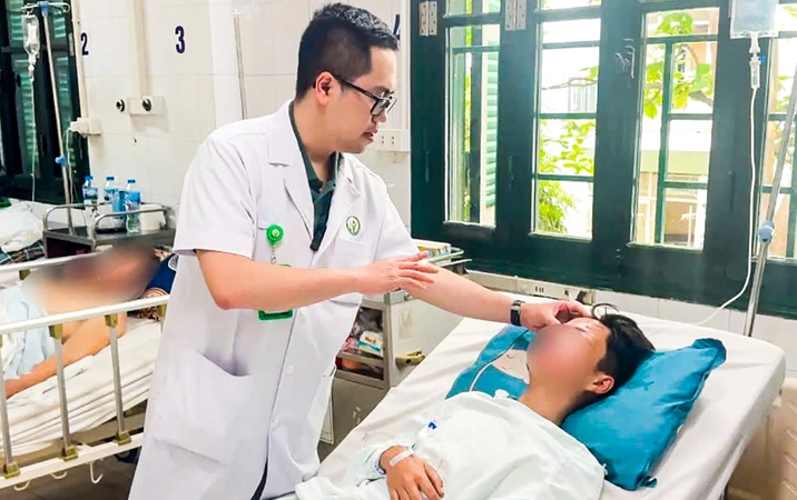Bệnh nhi nhập viện trong tình trạng đa chấn thương do bình gas mini phát nổ - Ảnh: Báo Tuổi Trẻ