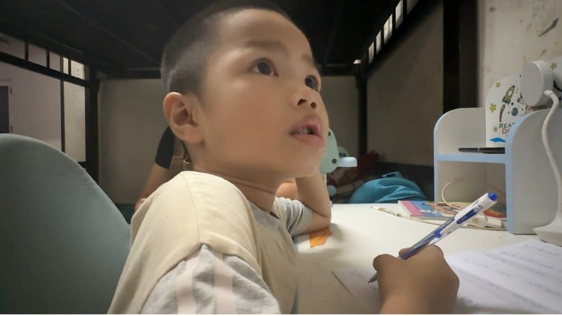 Cháu bé “thần đồng” có thể làm phép toán cộng, trừ và ra kết quả bằng cả 2 ngôn ngữ Việt – Anh.