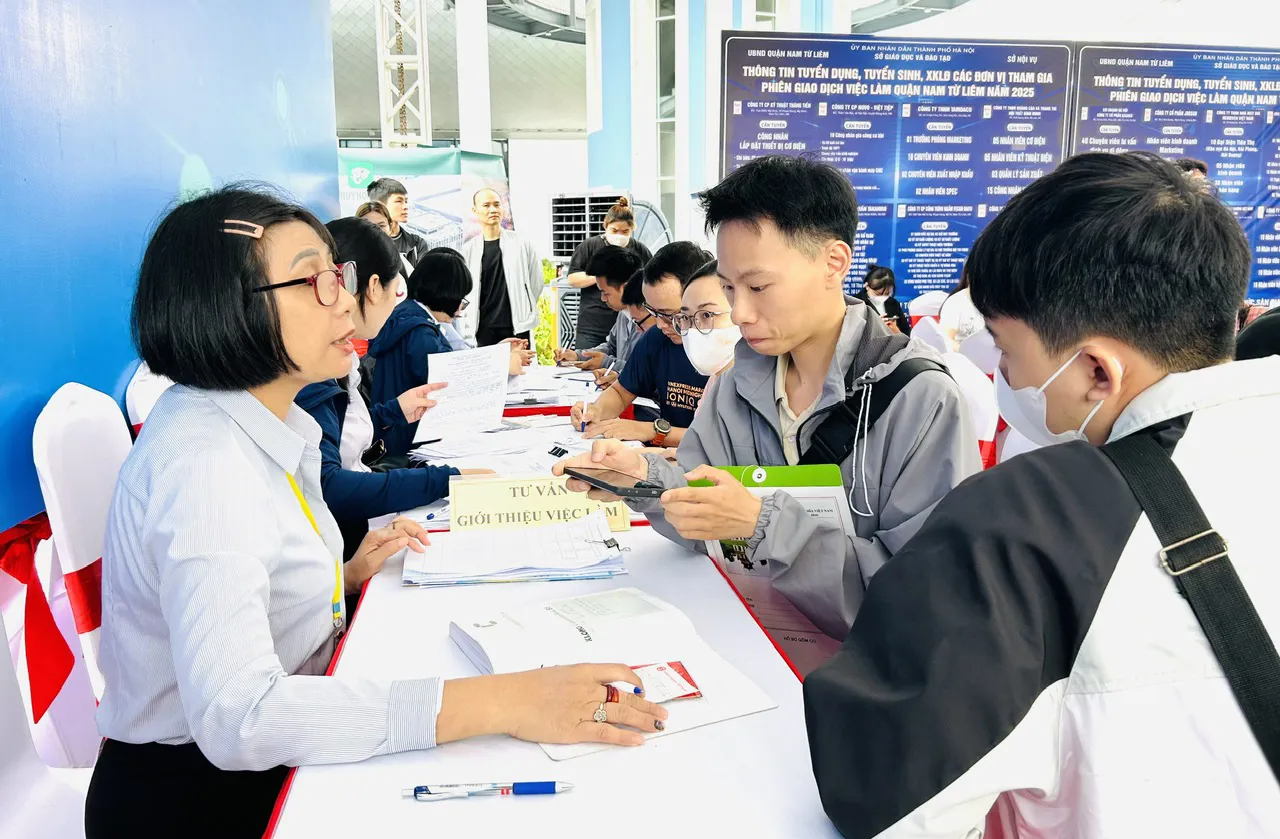 Người lao động hưởng trợ cấp thất nghiệp được tư vấn, giới thiệu việc làm tại Phiên giao dịch việc làm lưu động quận Nam Từ Liêm năm 2025. Ảnh: Trần Oanh