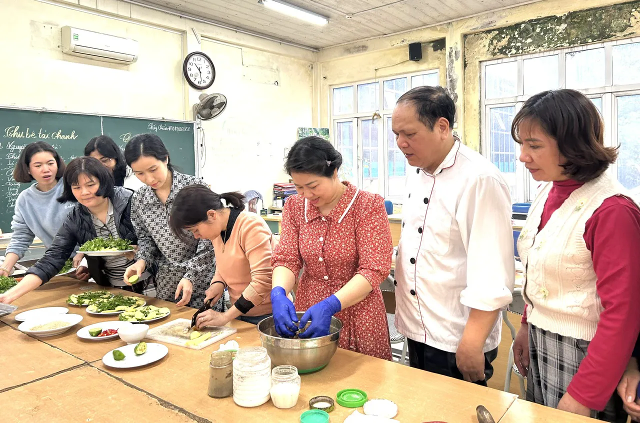 Người lao động hưởng trợ cấp thất nghiệp được hỗ trợ đào tạo nghề tại Trung tâm Dịch vụ việc làm Hà Nội. Ảnh: Trần Oanh