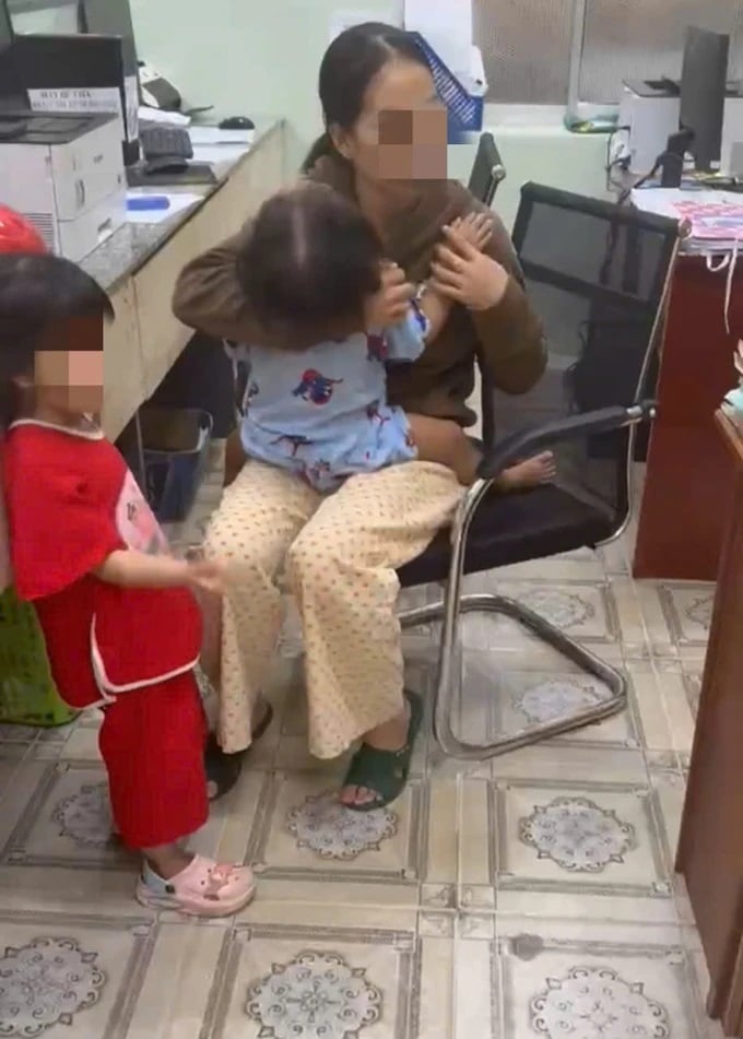 Chị L. trình báo sự việc với Công an phường Mũi Né, TP Phan Thiết. Ảnh: Báo Sài Gòn Giải Phóng.