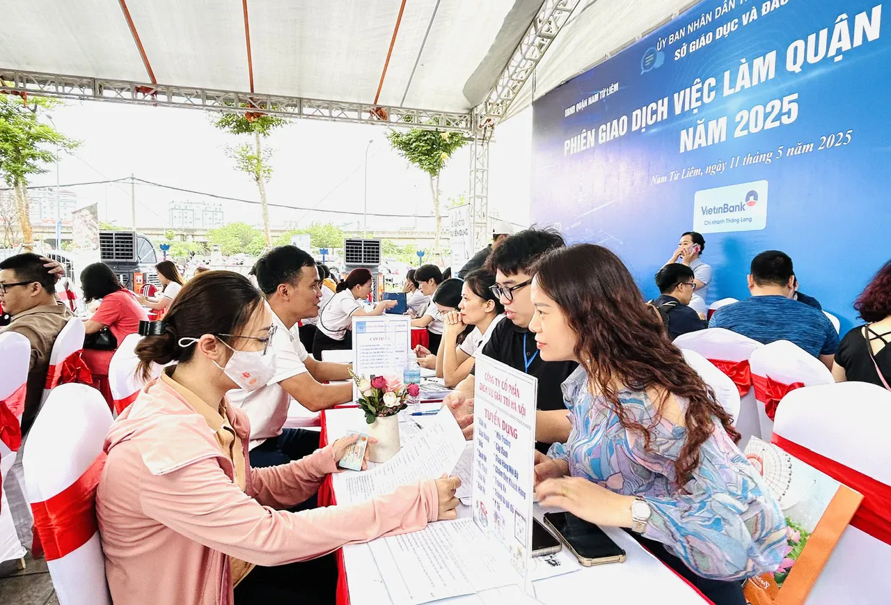Người lao động hưởng trợ cấp thất nghiệp được giới thiệu công việc phù hợp và ứng tuyển phỏng vấn. Ảnh: Trần Oanh.
