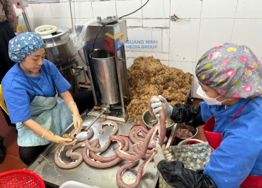 Chế biến lòng dồi không đảm bảo VSATTP tại hộ kinh doanh Trần Đức Lương, tổ 37B, khu 4B, phường Hà Phong - Ảnh: Báo Quảng Ninh