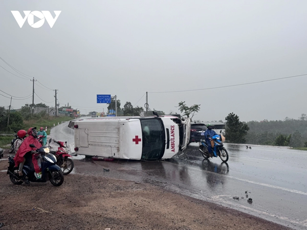 Xe cứu thương lật nghiêng, người dân phải cậy cửa sau đưa mọi người ra ngoài. Ảnh: VOV.