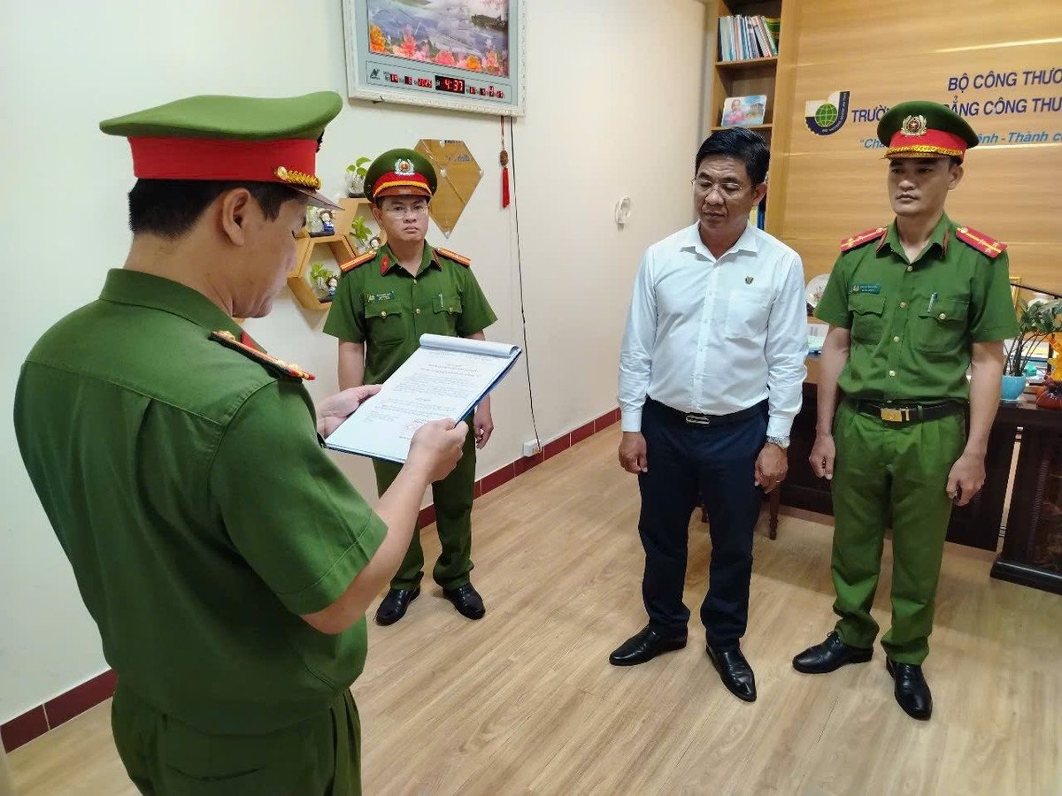 Cơ quan điều tra công bố quyết định khởi tố bị can, lệnh bắt tạm giam và lệnh khám xét nơi làm việc của ông Trần Kim Quyên.