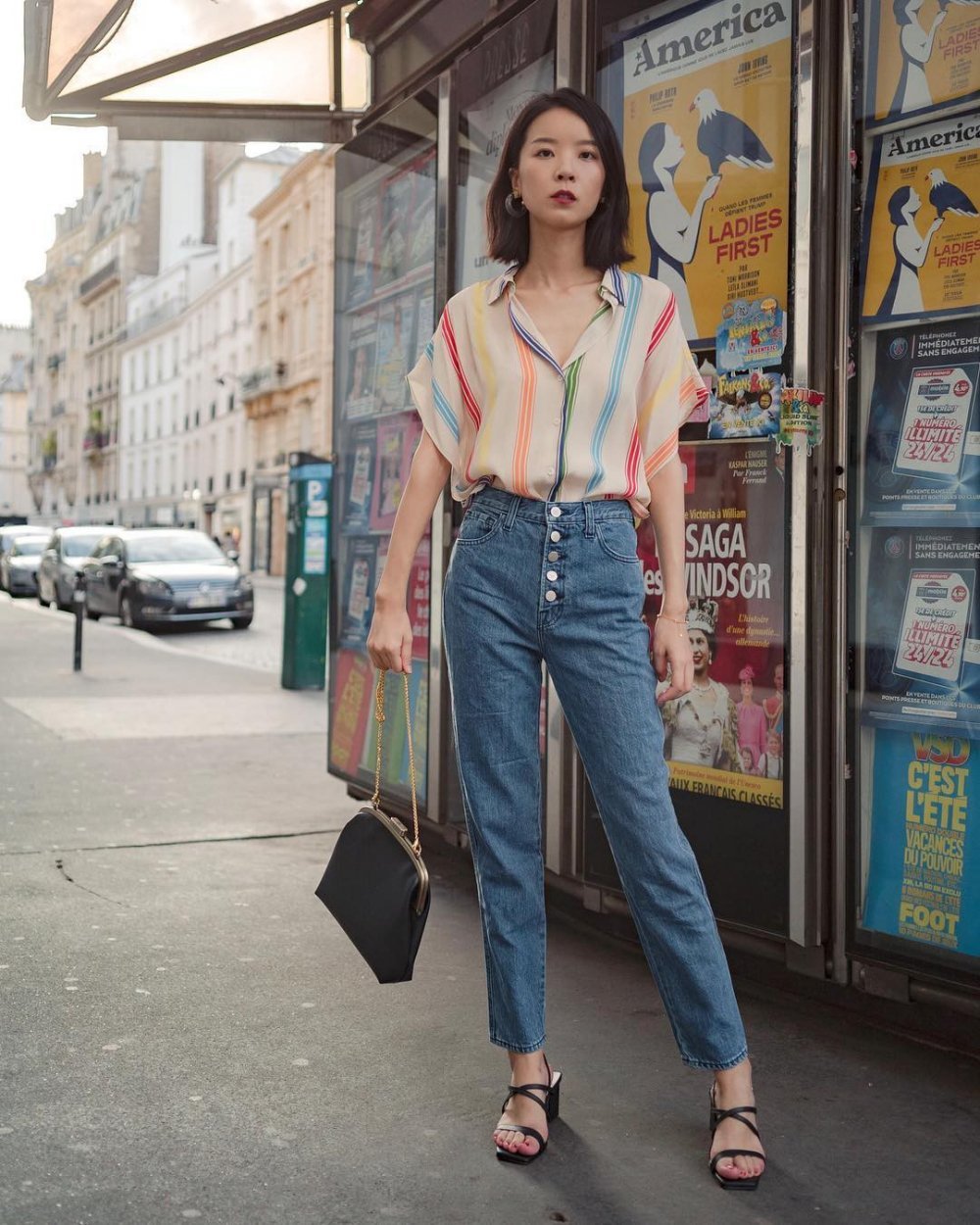 Việc lựa chọn quần jeans tối giản, không xước, không rách giúp các nàng dễ dàng mix đồ cùng các kiểu áo khác nhau vừa đơn giản lại lịch sự, sang trọng. (Ảnh: Internet)