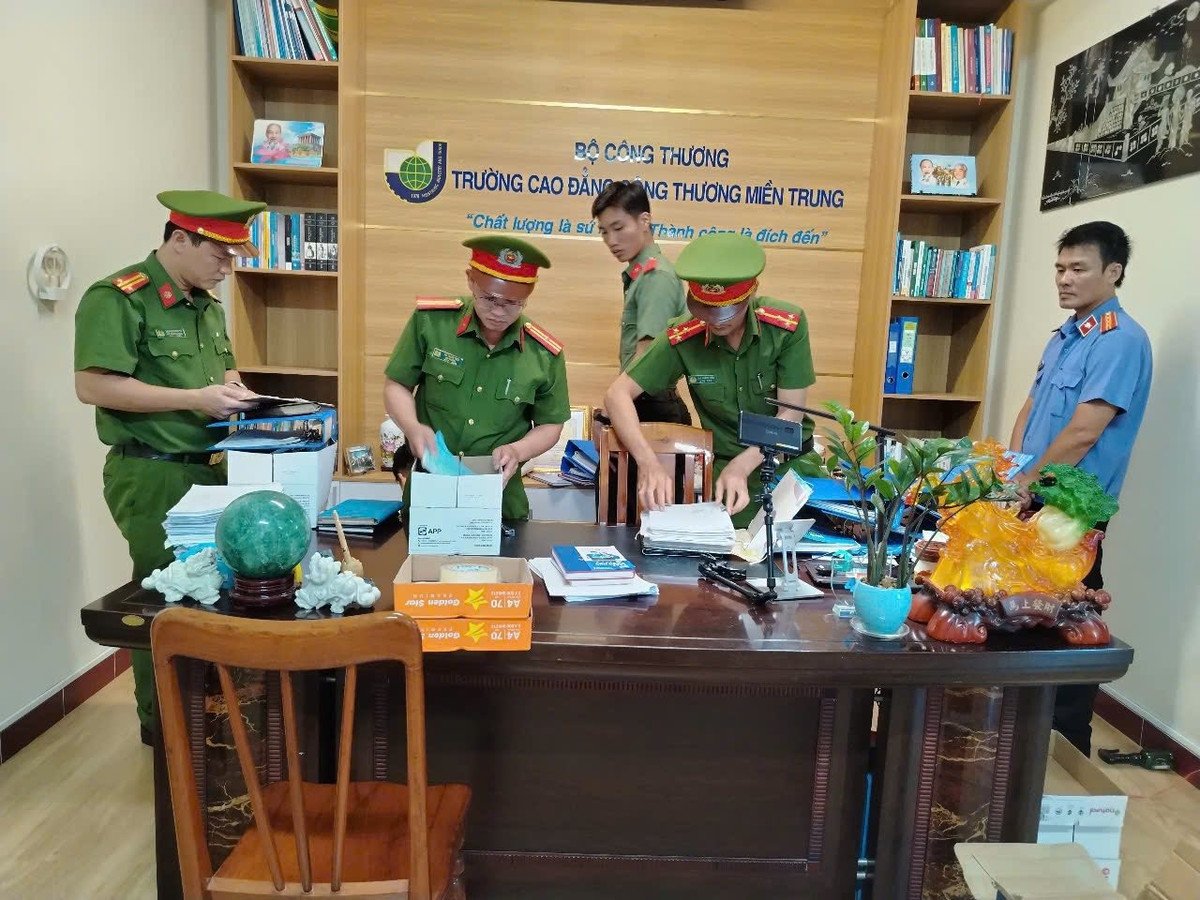 Khám xét nơi làm việc của Trần Kim Quyên.