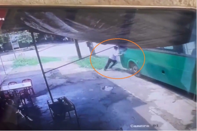 Hình ảnh người đàn ông chặn chiếc xe buýt rồi bị tông tử vong được camera ghi lại - Ảnh: Báo Dân trí