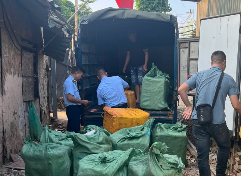 Lực lượng chức năng phát hiện 20 thùng xốp dán kín băng dính, bên trong chứa 800kg thực phẩm đông lạnh gồm trứng gà non và tràng gà. Ảnh: Báo Công An Nhân Dân.