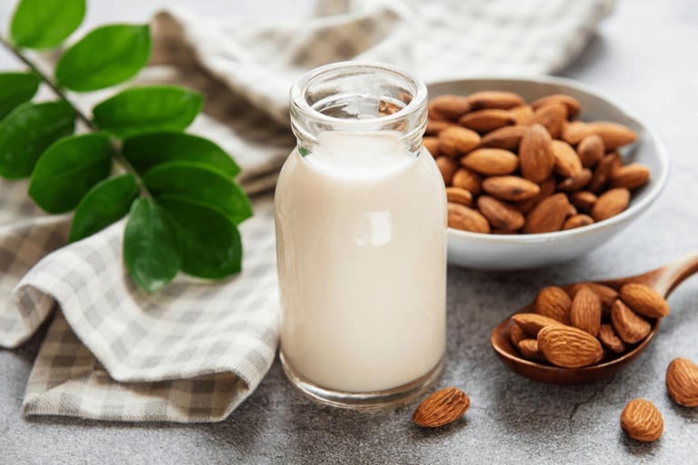 Sữa hạnh nhân có vị thơm ngon, thích hợp bổ sung vào chế độ ăn kiêng.