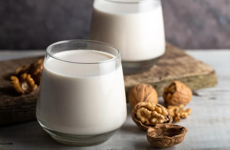 Sữa hạt óc chó giúp giảm cảm giác thèm ăn.