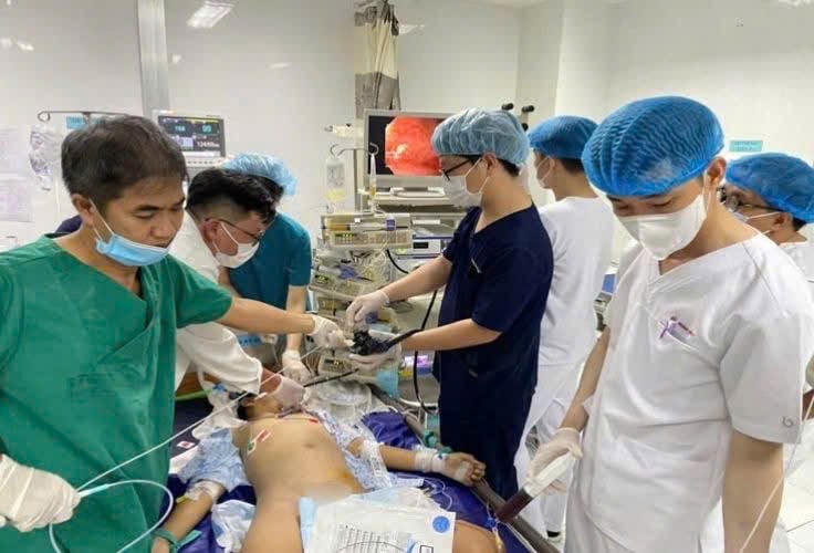 Các bác sĩ cấp cứu cho bệnh nhi/Ảnh BV Nhi Đồng, TP Cần Thơ.