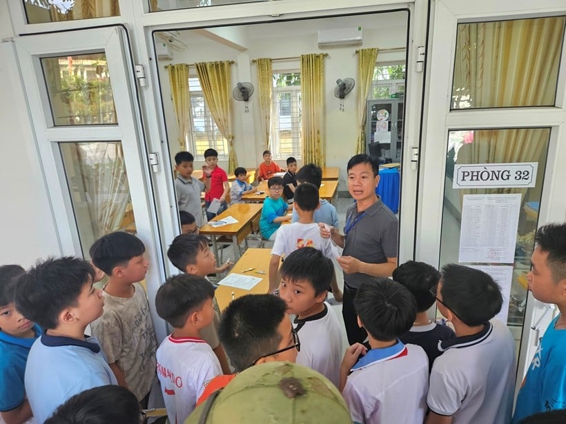 Các thí sinh đang làm thủ tục vào phòng thi.