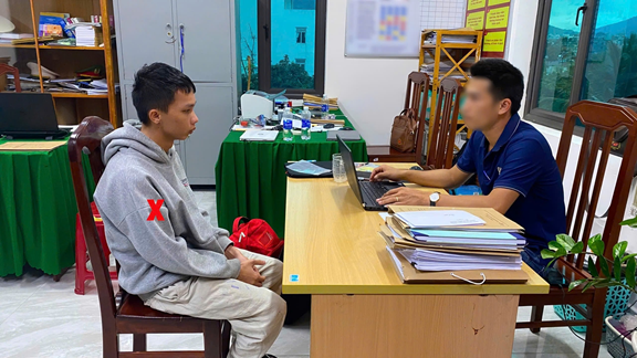 Đối tượng Nguyễn Duy Quang tại cơ quan Công an. Ảnh: CACC.