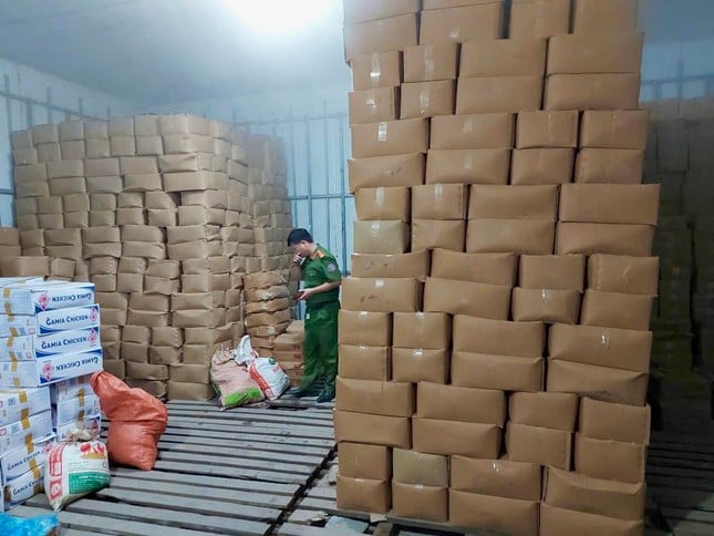 Thu giữ toàn bộ số hàng không rõ nguồn gốc tại Cửa hàng kinh doanh thực phẩm đông lạnh Dân Huế (phường Trần Phú, TP Hà Giang). Ảnh: Báo Tiền Phong.