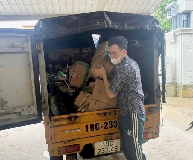 Ông Lý Tiến Công (Sinh năm 1989, trú tại huyện Chiêm Hóa, tỉnh Tuyên Quang) điều khiển xe ô tô chở gần 1 tấn xúc xích các loại không rõ nguồn gốc. Ảnh: Báo Tiền Phong.