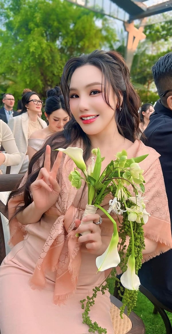Hồ Quỳnh Hương bắt được hoa cưới trong lễ thành đôi của Vũ Cát Tường hồi tháng 2. Ảnh: Báo Dân Trí.