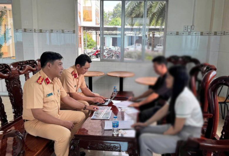 Vợ chồng bà L. làm việc với Phòng Cảnh sát giao thông Công an tỉnh Đồng Tháp - Ảnh: Báo Xây Dựng