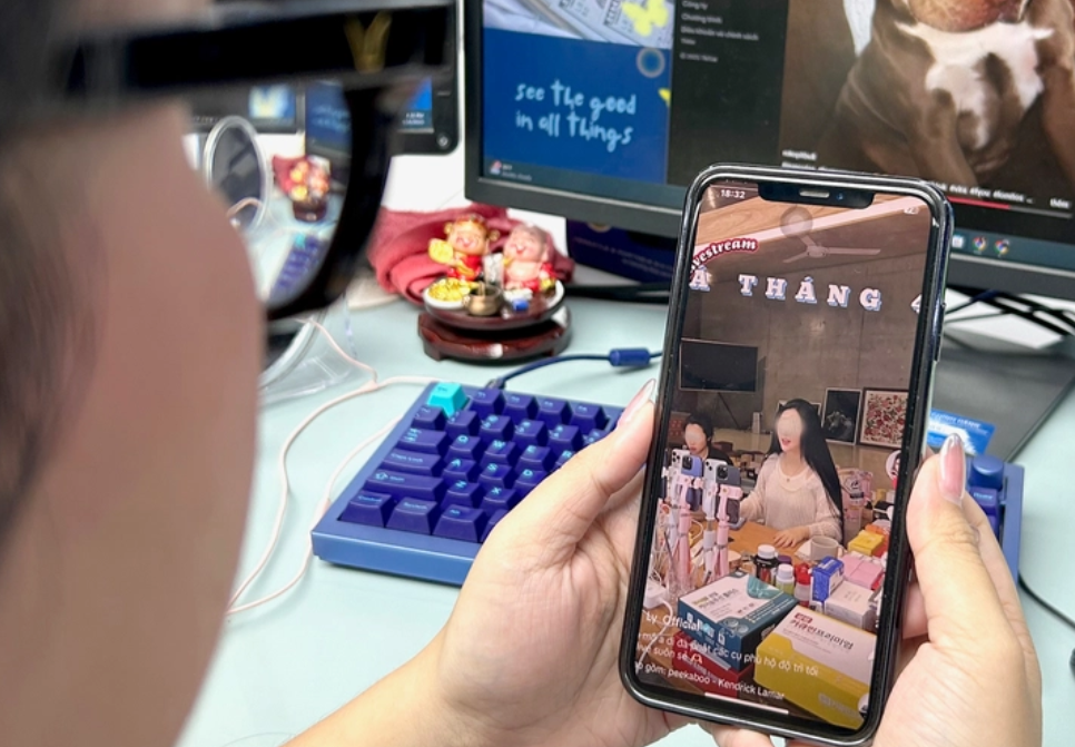 Người trẻ cẩn trọng khi xem và mua hàng được quảng cáo trên TikTok - Ảnh: Báo Tuổi Trẻ