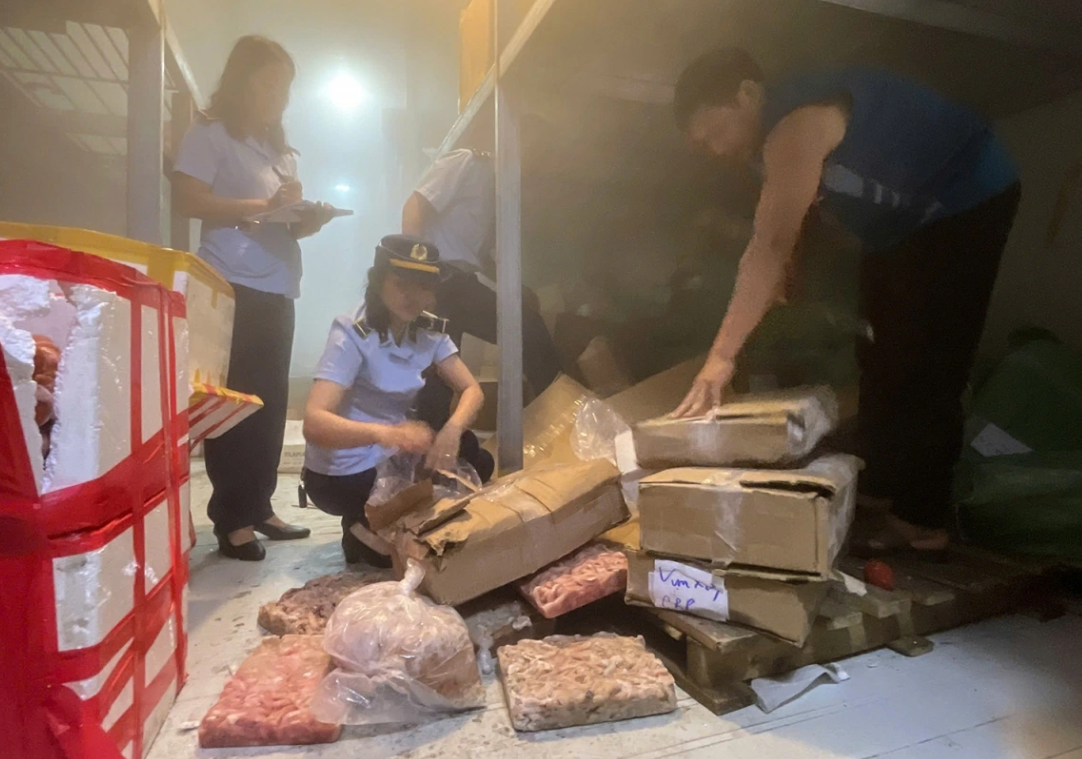 Lực lượng chức năng kiểm tra thực phẩm trong kho lạnh - Ảnh: VOV