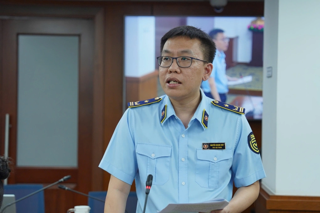 Ông Nguyễn Quang Huy, Chi cục phó Quản lý thị trường TP HCM thông tin về thực phẩm bẩn trên địa bàn, chiều 15/5. Ảnh: VNExpress.