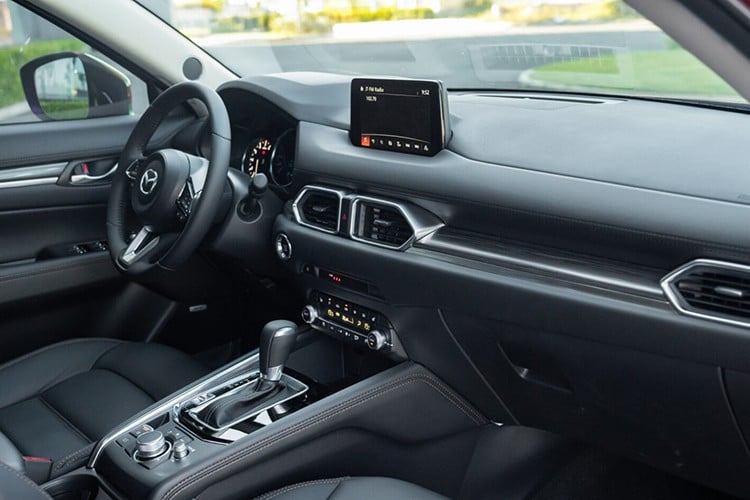 Sự thành công của Mazda CX-5 đến từ nhiều yếu tố. Ngoài thiết kế hợp gu người dùng, trang bị phong phú thì giá bán cũng là thế mạnh.