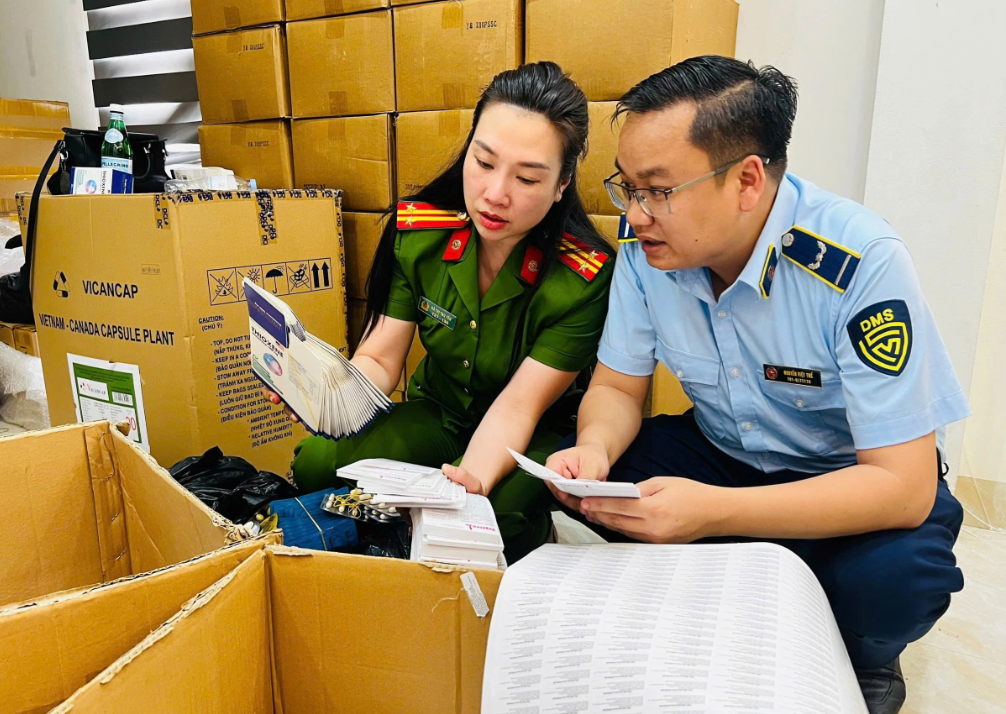 Cơ quan chức năng khám xét trụ sở công ty - Ảnh: Báo Dân trí