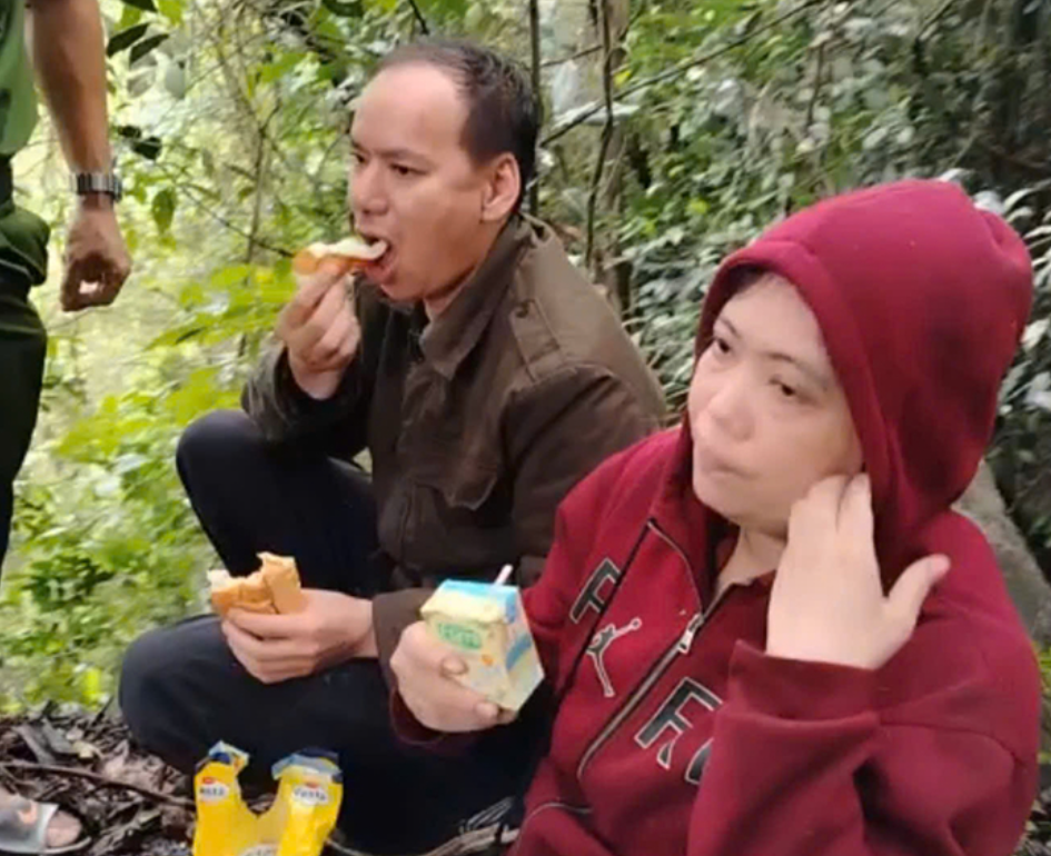 Lực lượng chức năng kịp thời hỗ trợ đồ ăn, nước uống ngay sau khi tìm thấy vợ chồng anh Ron - Ảnh: Báo Công an nhân dân