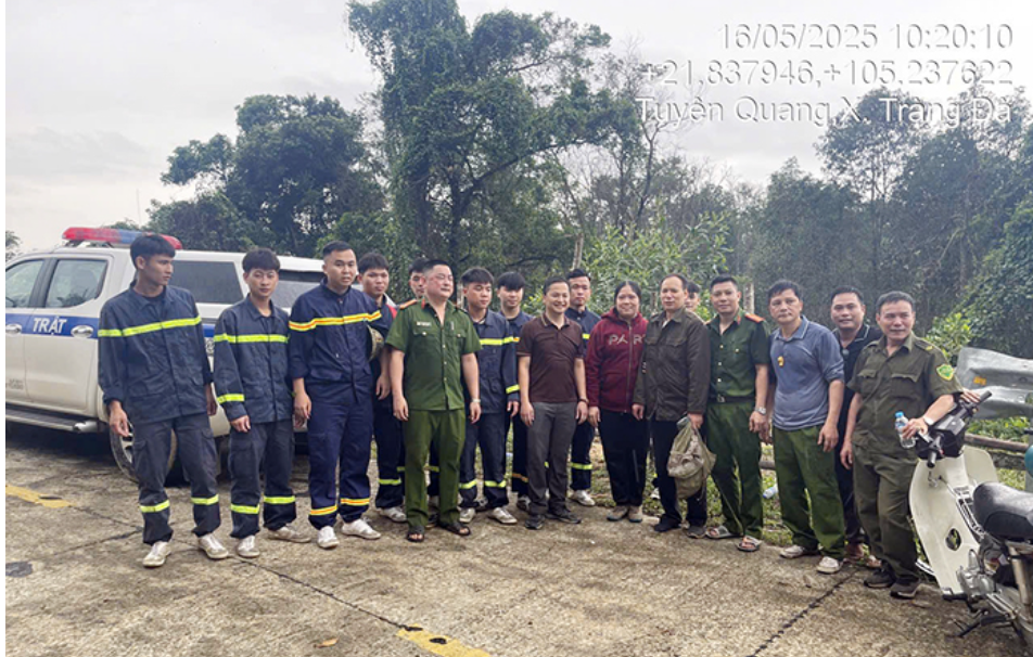 Lực lượng tham gia tìm kiếm, cứu nạn vợ chồng anh Ron - Ảnh: Báo Công an nhân dân