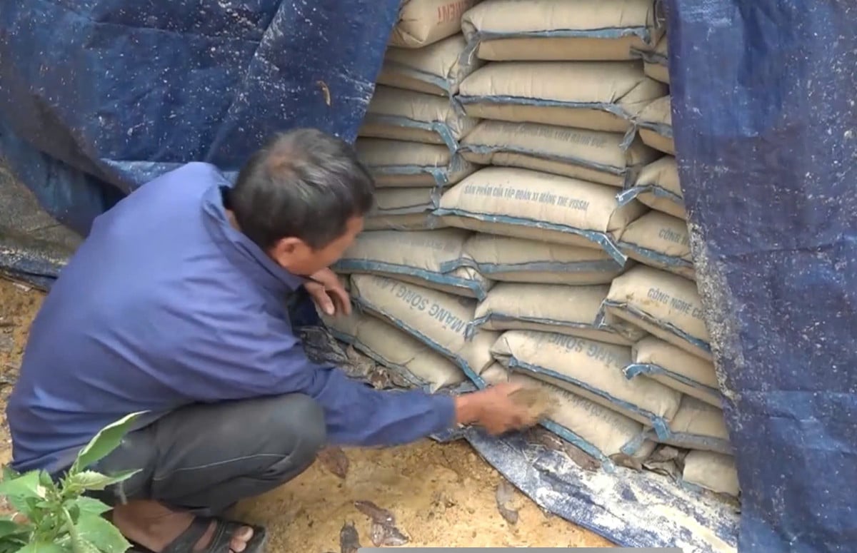 Hàng loạt bao xi măng bị hư hỏng khiến người dân bức xúc.