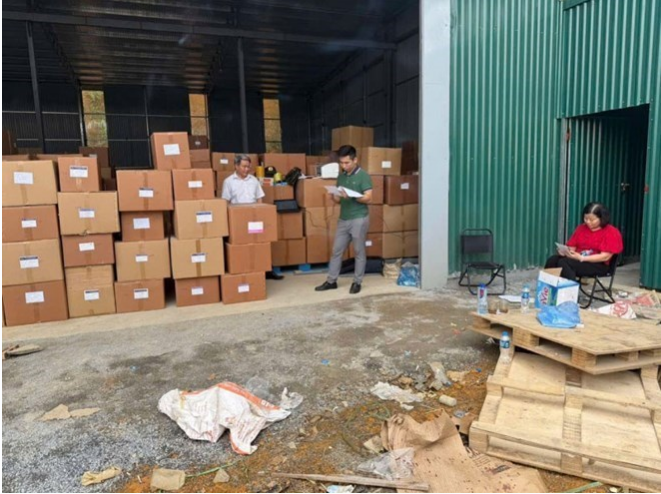 Cơ quan chức năng vừa phát hiện hơn 900 nhãn thực phẩm chức năng giả - Ảnh: Báo Lao Động