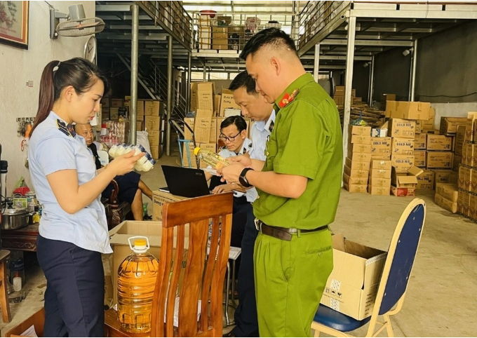 Lực lượng chức năng kiểm tra hộ kinh doanh Nguyễn Anh Minh - Ảnh: Báo Dân trí