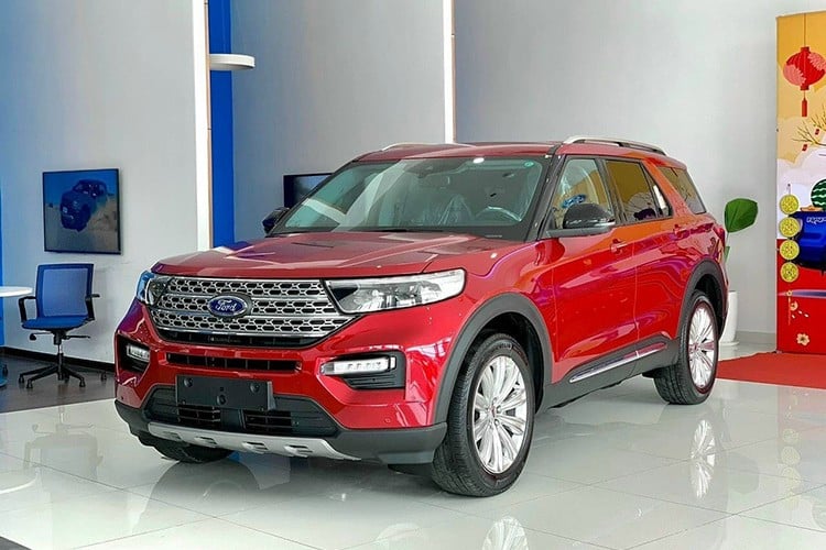Ford Explorer đang được hãng giảm giá 100 triệu đồng.