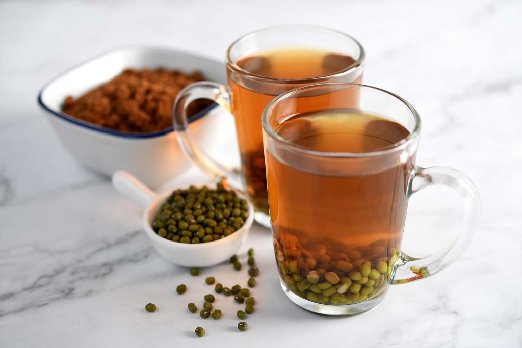  Nước đậu xanh giúp thúc đẩy đào thải cồn ra ngoài cơ thể và hạn chế tổn thương gan do rượu gây ra.