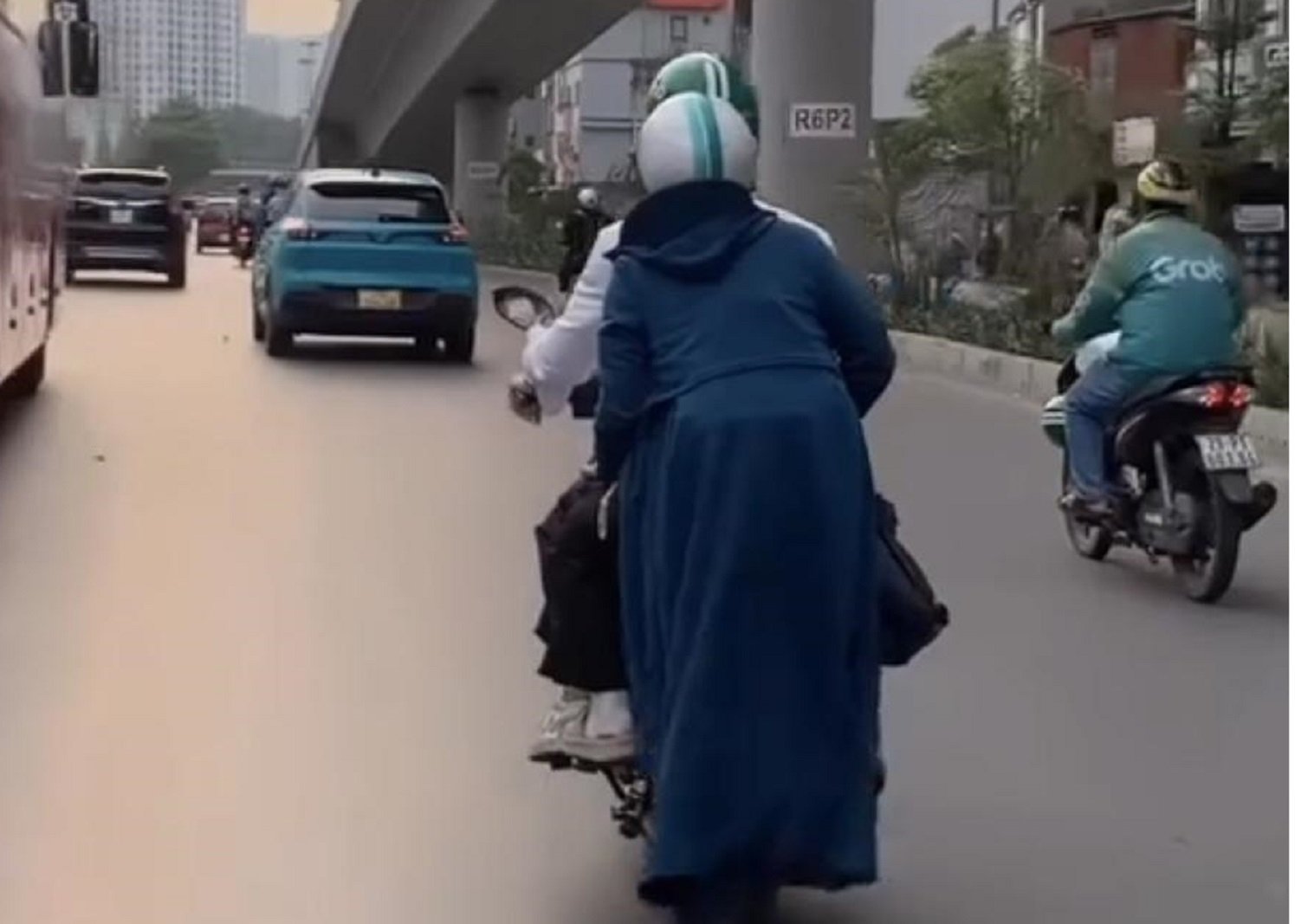 Sử dụng áo chống nắng không đúng cách rất dễ dẫn đến tai nạn giao thông.