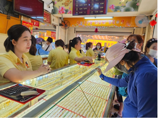 Giá vàng trong nước tăng trở lại khi vừa mở cửa giao dịch - Ảnh: Báo Người Lao Động