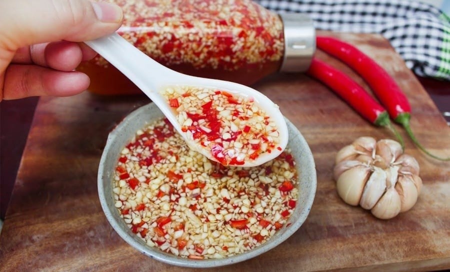 Mẹo pha nước mắm tỏi ớt nổi lên đẹp mắt, chấm gì cũng ngon