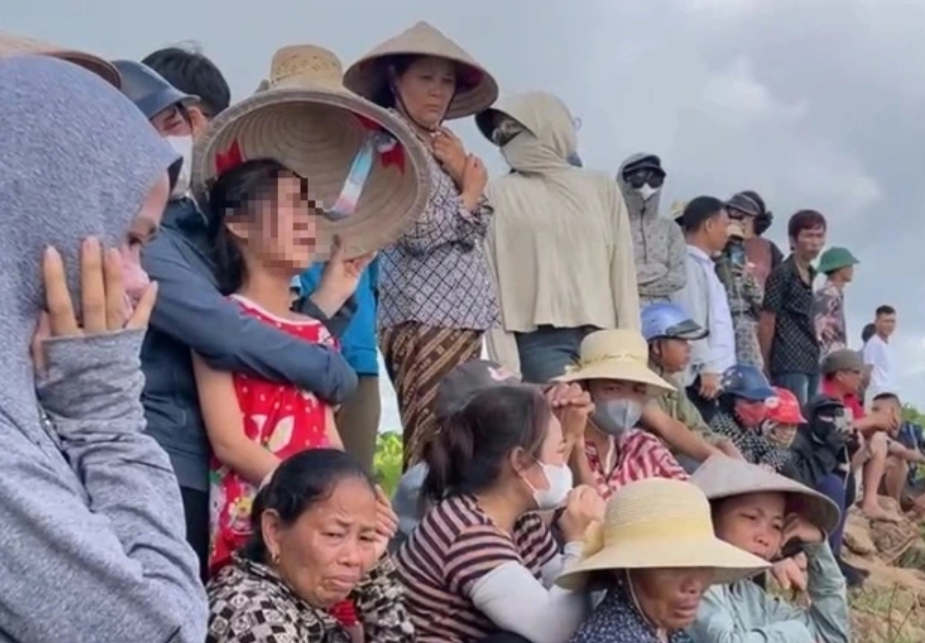 Con gái nạn nhân liên tục gọi mẹ bên bờ sông Hồng - Ảnh: Báo Thanh Niên
