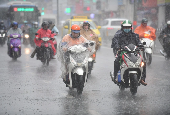 Mưa dông ở TP.HCM và Nam Bộ sẽ gia tăng, có nơi mưa to đến rất to - Ảnh: Báo Tuổi Trẻ