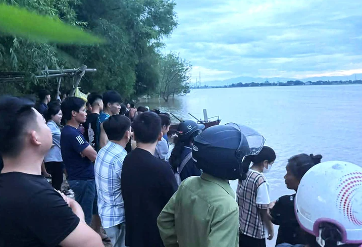 Đông đảo người dân tập trung bên bờ sông Lam ngóng tin sau khi em H. bị đuối nước - Ảnh: Báo Tuổi Trẻ