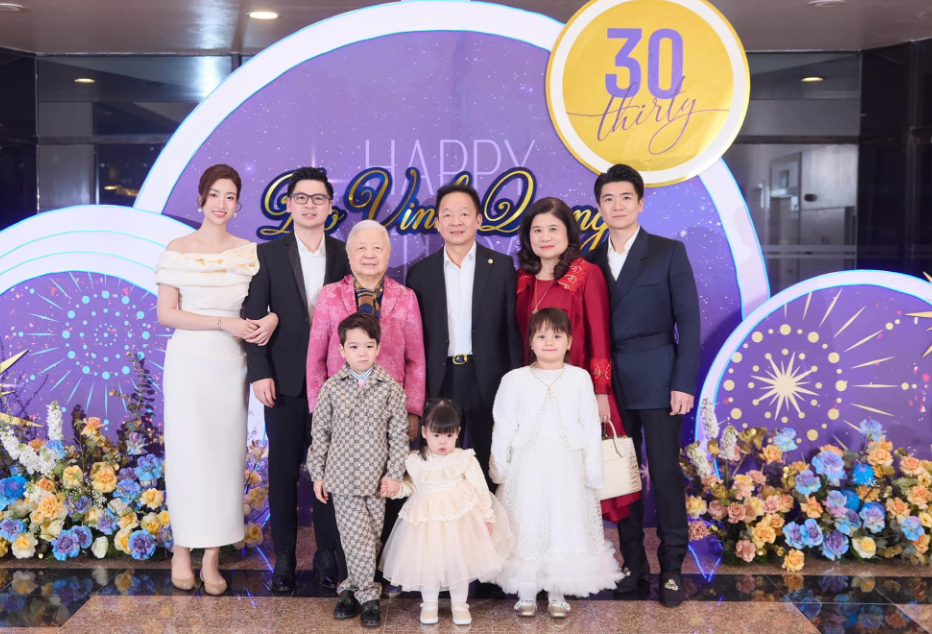Đại gia đình của bầu Hiển vừa có thêm thành viên mới