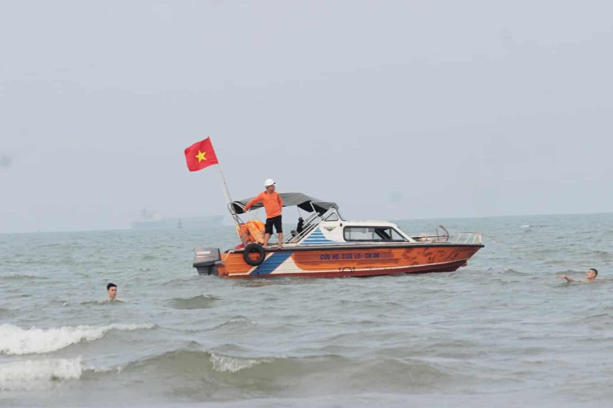 Lực lượng chức năng tìm kiếm nạn nhân.