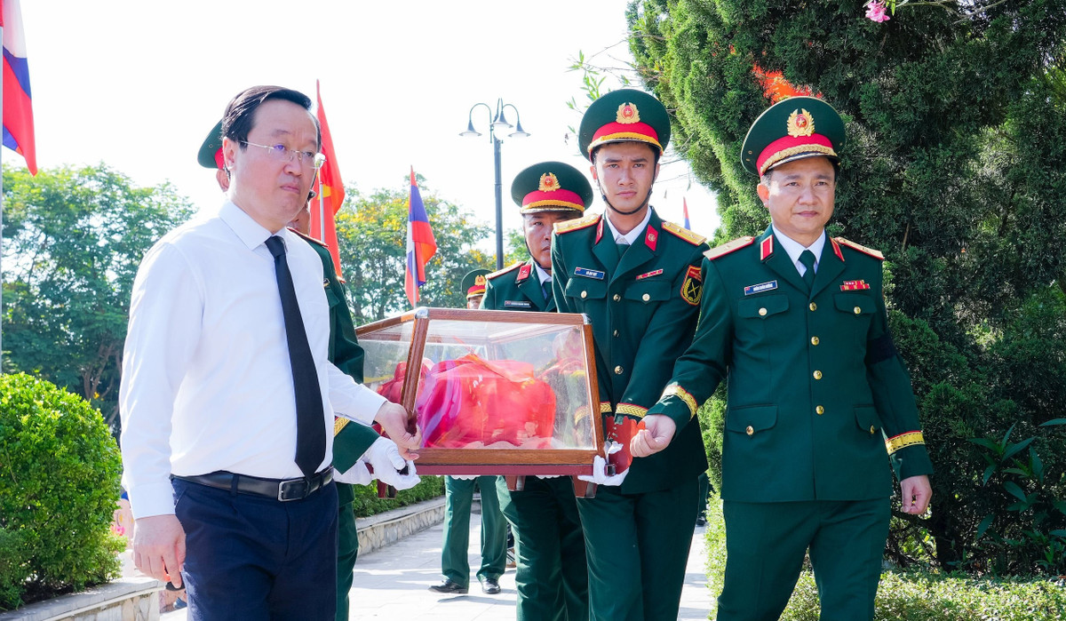 Lãnh đạo tỉnh Nghệ An di chuyển hài cốt liệt sĩ về nơi an nghỉ cuối cùng. Ảnh: Phạm Bằng