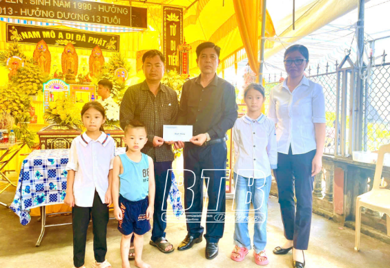 Lãnh đạo Sở Y tế đã đến thăm hỏi, trao quà động viên, hỗ trợ gia đình có 2 mẹ con tử vong do đuối nước ở xã Minh Tân (Kiến Xương) - Ảnh: Báo Thái Bình
