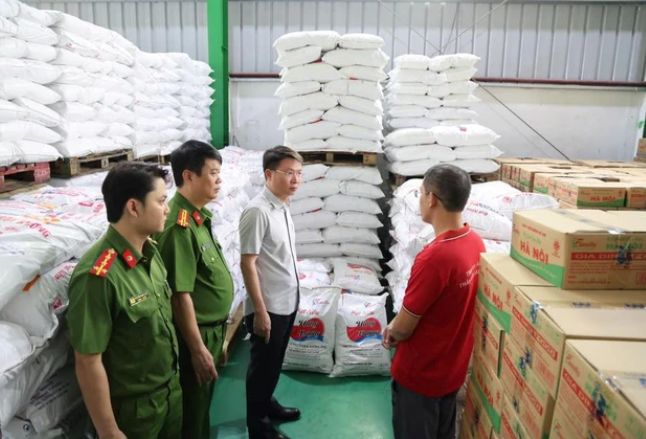 Công an tỉnh Phú Thọ đột kích và thu giữ mì chính giả, không rõ xuất xứ của Công ty TNHH Famimoto Việt Nam hôm 24/4 vừa qua - Ảnh: Báo Sức khỏe và Đời sống